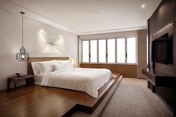 Club Suite, 1 King Bed, City View