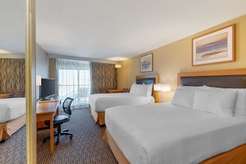 Standard Room, 2 Queen Beds, Balcony, Partial Ocean View
