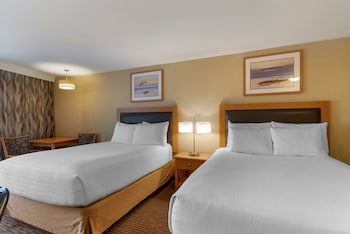 Standard Room, 2 Queen Beds, Balcony, Partial Ocean View
