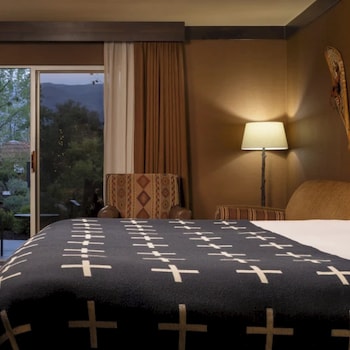 Room, Multiple Beds (King Creekside with Sleeper Sofa)