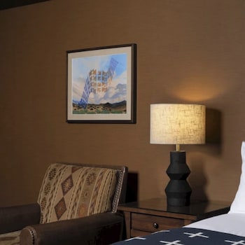 Room, 1 King Bed (King Creekside)