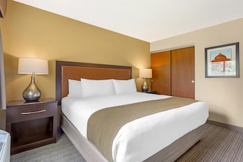Suite, 1 King Bed, Balcony, Golf View (Living Room)