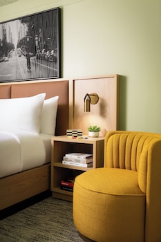 Standard Room, 1 Queen Bed, Roll-in Shower (ADA)