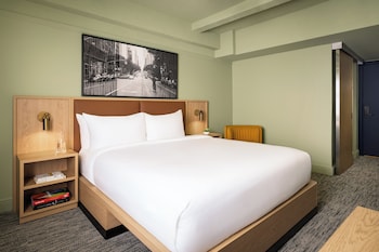 Standard Room, 1 Queen Bed, Roll-in Shower (ADA)