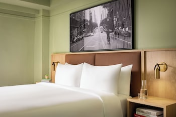 Standard Room, 1 Queen Bed, Roll-in Shower (ADA)
