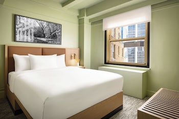 Standard Room, 1 Queen Bed, Roll-in Shower (ADA)
