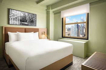 Standard Room, 1 Queen Bed, Roll-in Shower (ADA)