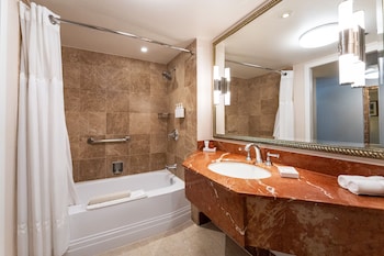 Room, 2 Queen Beds, Partial Ocean View (Partial Ocean View)