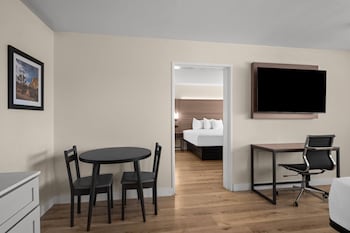 2 King Beds, Deluxe Suite, Kitchenette, Non-Smoking
