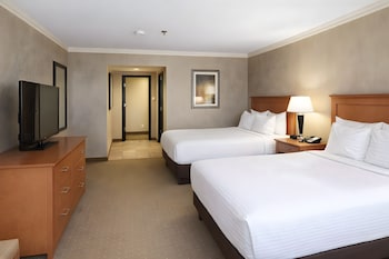 Standard Room, 2 Queen Beds, Accessible, Bathtub