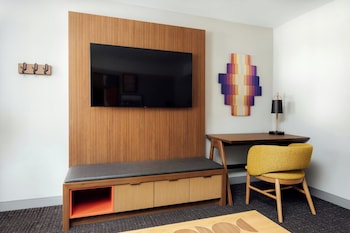Deluxe Suite, 1 Bedroom (Mobility Accessible, Roll-In Shower)