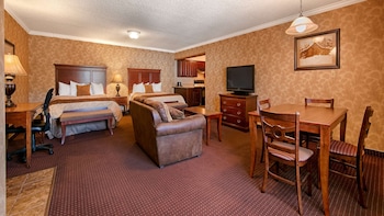 Suite, 2 Queen Beds, Kitchen (Living Room, Full Kitchen)
