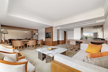 Corner Suite, one King bed