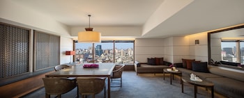 Corner Suite, one King bed