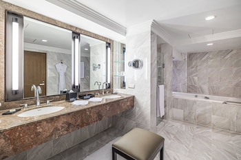 Corner Suite, one King bed