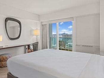 Waikiki Tower City Mountain View room Accessible (Newly Renovated)