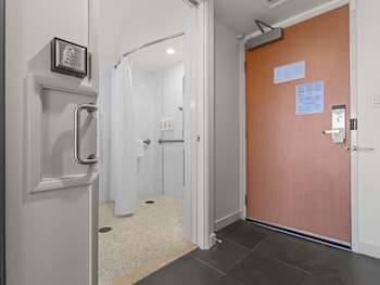 Waikiki Tower Ocean View room Accessible(Newly Renovated)