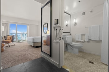 Waikiki Tower City Mountain View room Accessible (Newly Renovated)