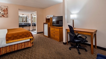 Standard Room, 1 Queen Bed, Non Smoking, Refrigerator & Microwave