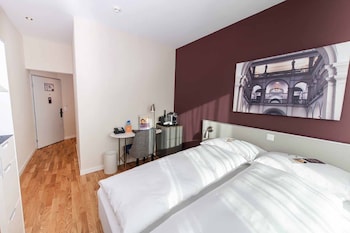 Standard Room, 1 Queen Bed