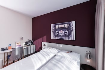 Standard Room, 1 Queen Bed