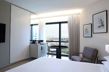 Superior Room, 1 King Bed, Pool Access