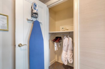Deluxe Room, 1 King Bed, Accessible