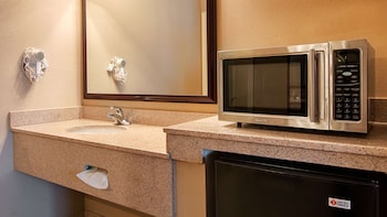 Standard Room, 1 King Bed, Non Smoking, Kitchenette
