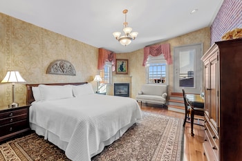 Premium Room ONE KING BED JACUZZI with MEDIUM SIZE Patio Riverview