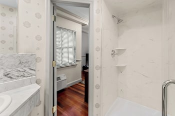Corner Standard Room, 1 QUEEN BED