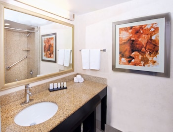 Room, 2 Queen Beds, Mountain View