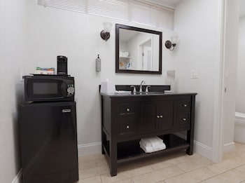 Basic Room, 2 Queen Beds