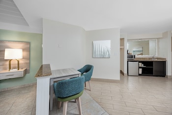 Suite, 1 King Bed, Non Smoking, Balcony