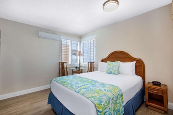 Room, 1 Queen Bed, Non Smoking, Partial Ocean View