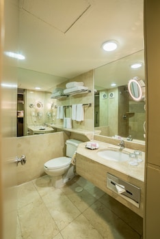 Standard Room, 1 King Bed, Pool View