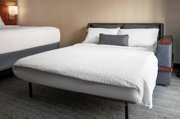 Room, 1 King Bed with Sofa bed, Balcony (Mobility/Hearing Accessible, Tub)