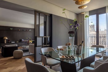 Suite (Dam, View)