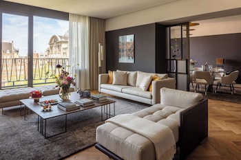 Suite (Dam, View)