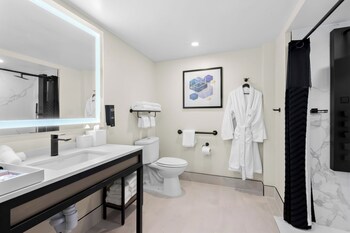 Suite, 2 Queen Beds, Roll-in Shower