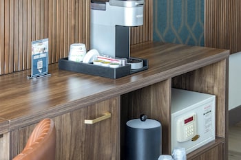 Standard Room, 2 Queen Beds (Minifridge High Floor)