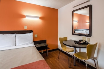 Deluxe Room, 1 King Bed, Non Smoking, Kitchenette