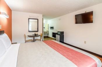 Deluxe Room, 1 King Bed, Non Smoking, Kitchenette