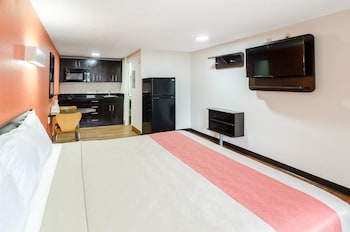 Deluxe Room, 1 King Bed, Non Smoking, Kitchenette
