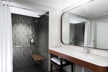 Room, 1 King Bed, Roll-in Shower, Resort View (Mobility Accessible, Kukahi)