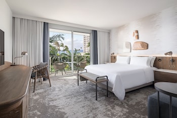 Room, 1 King Bed, Roll-in Shower, Resort View (Mobility Accessible, Kukahi)