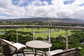 Premium Room, 1 King Bed, Bathtub Grab Bars, Resort View (Mobility Accessible, Kukahi)