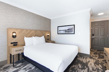 Standard Room, 1 Queen Bed (Atrium Building)