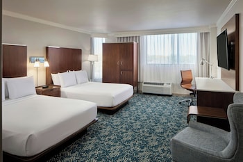 Room, 2 Queen Beds, Mobility Accessible, Bathtub