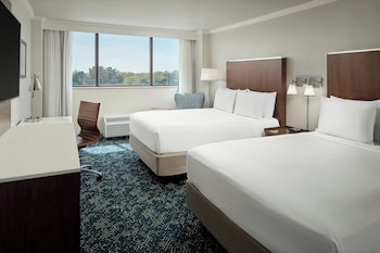 Room, 2 Queen Beds (Partial Lake View)