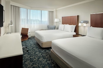 Room, 2 Queen Beds (Partial Lake View)
